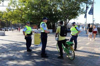 बाइक हेलमेट कानूनों की ओवर-द-टॉप पुलिसिंग कमजोर सवारों को लक्षित करती है